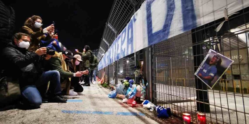 I tifosi del Napoli rendono omaggio a Maradona all'esterno dello stadio