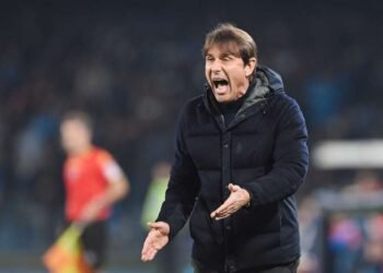 Antonio Conte in panchina durante una partita del Napoli