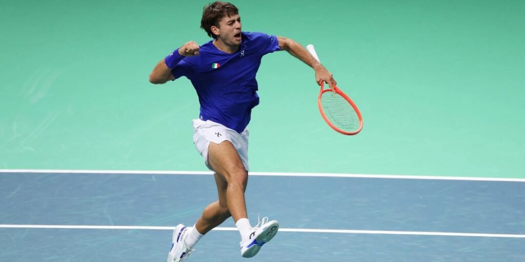 L'Italia vince la Coppa Davis: l'esultanza del tennista italiano Flavio Cobolli