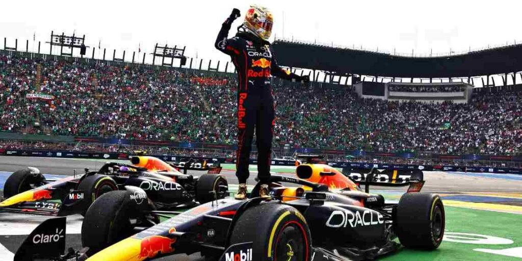 Max Verstappen, pilota Red Bull, festeggia in piedi sulla sua monoposto dopo una gara di F1