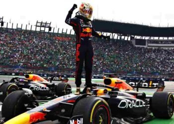 Max Verstappen, pilota Red Bull, festeggia in piedi sulla sua monoposto dopo una gara di F1