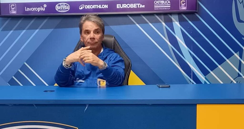 Giugliano, l'allenatore Ezio Capuano in conferenza stampa