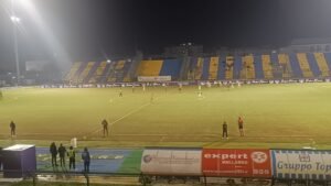 Il Giugliano saluta il 2025 con l’ennesimo KO: la Casertana cala il tris al De Cristofaro