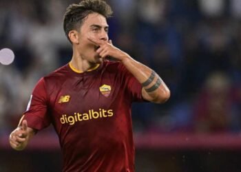 Paulo Dybala con la maglia della Roma