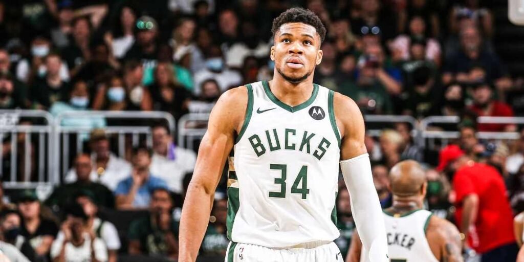Giannis Antetokounmpo con la canotta dei Milwaukee Bucks