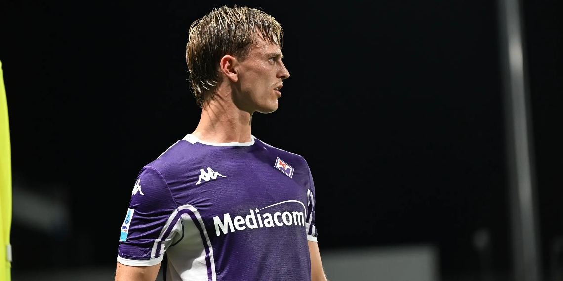 Albert Gudmundsson con la maglia della Fiorentina