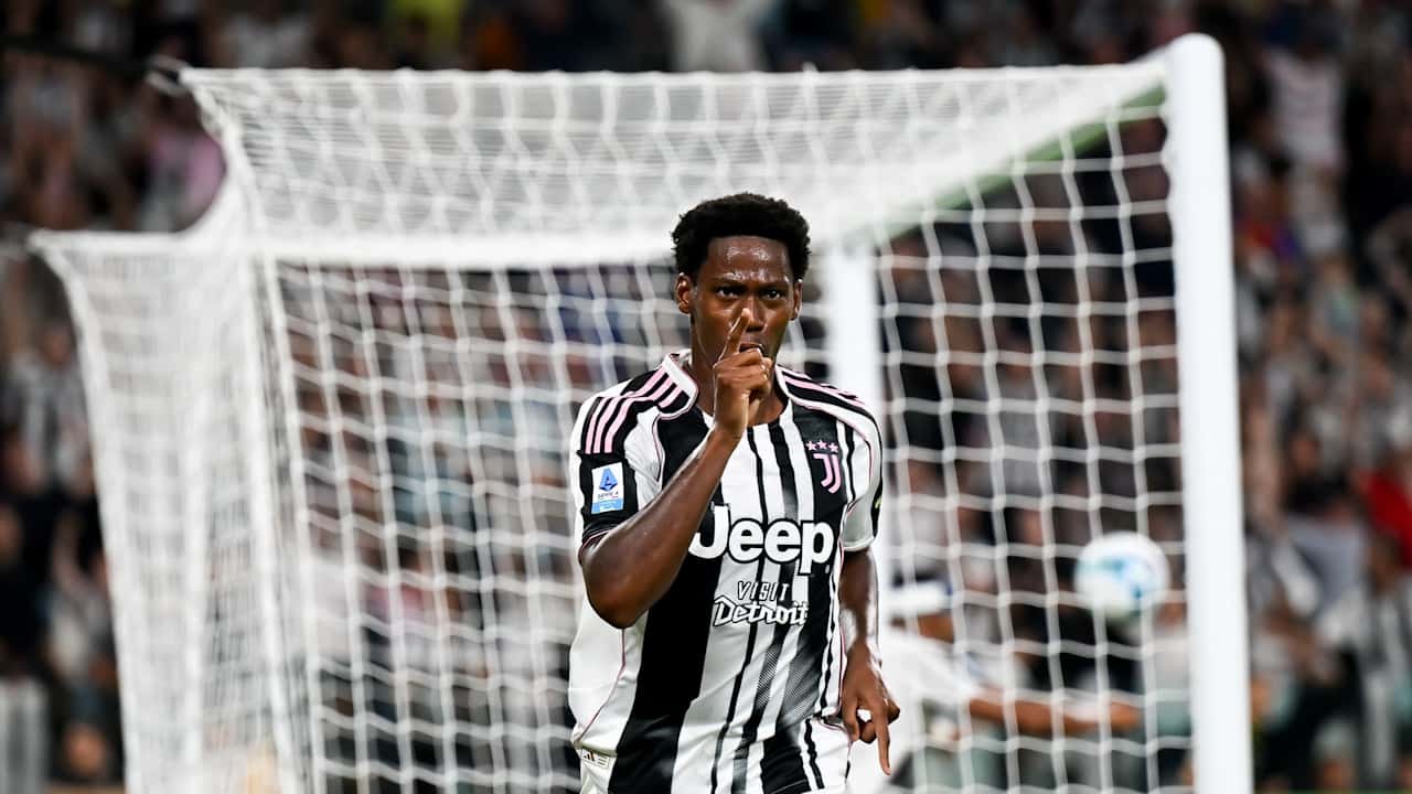 Jonathan David con la maglia della Juventus