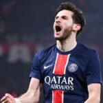 Kvaratskhelia esulta con la maglia del PSG
