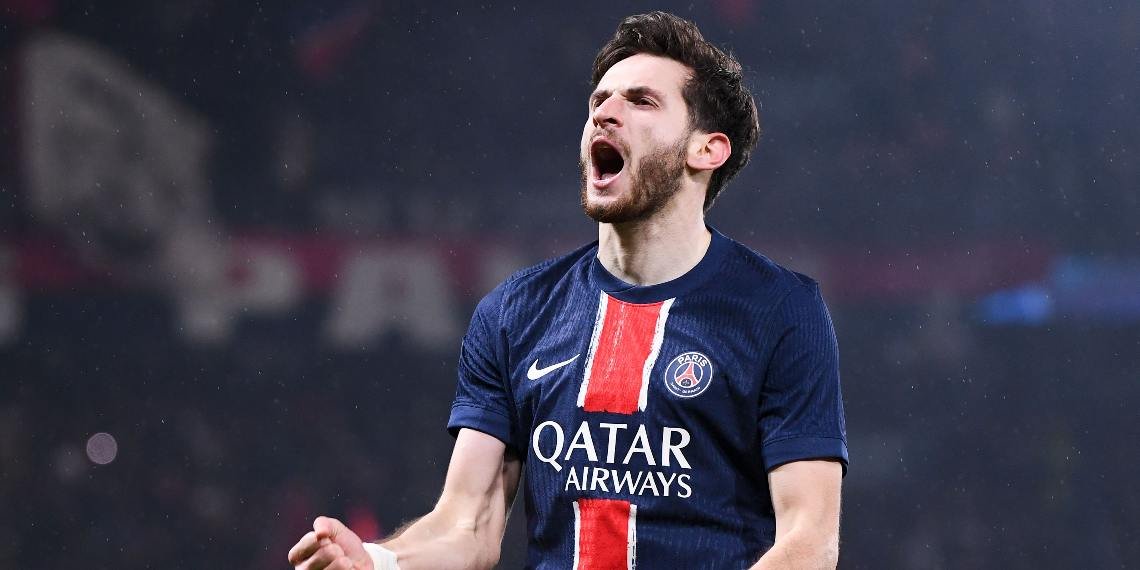Kvaratskhelia esulta con la maglia del PSG