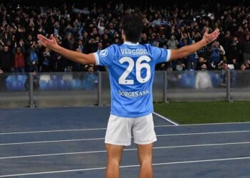 Antonio Vergara esulta dopo un gol segnato con la maglia del Napoli