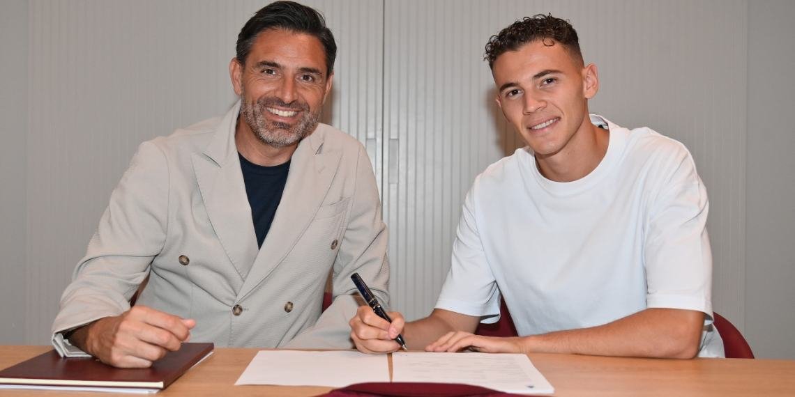 Asllani lascia il Torino, l'Inter lo cede in Turchia (in foto firma con i granata)