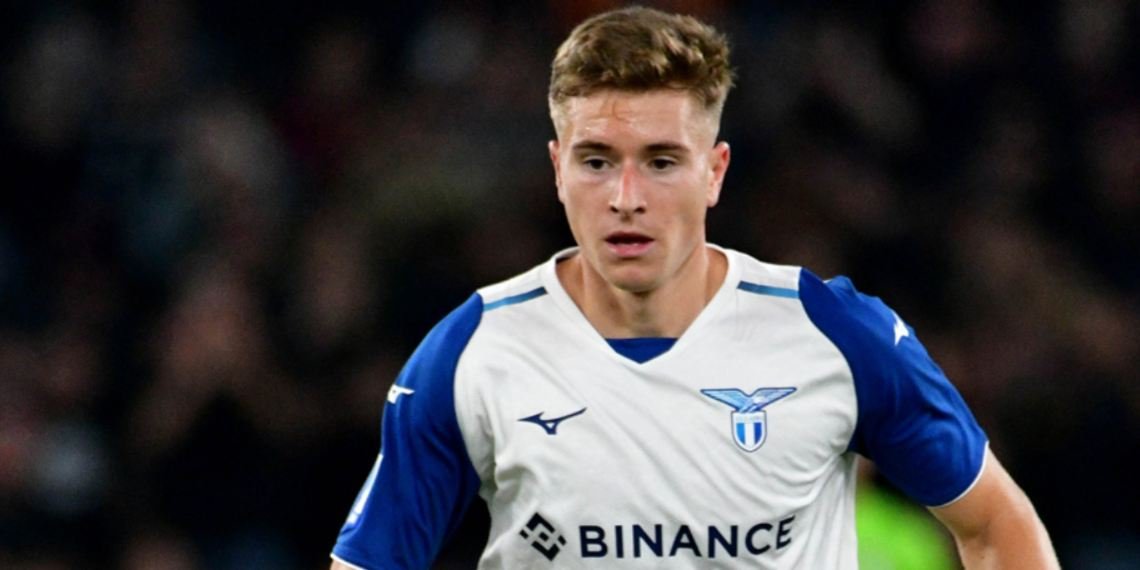 Toma Basic con la maglia della Lazio