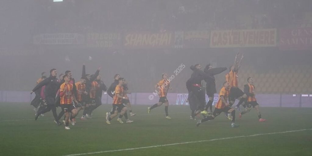 Benevento, i calciatori festeggiano la vittoria