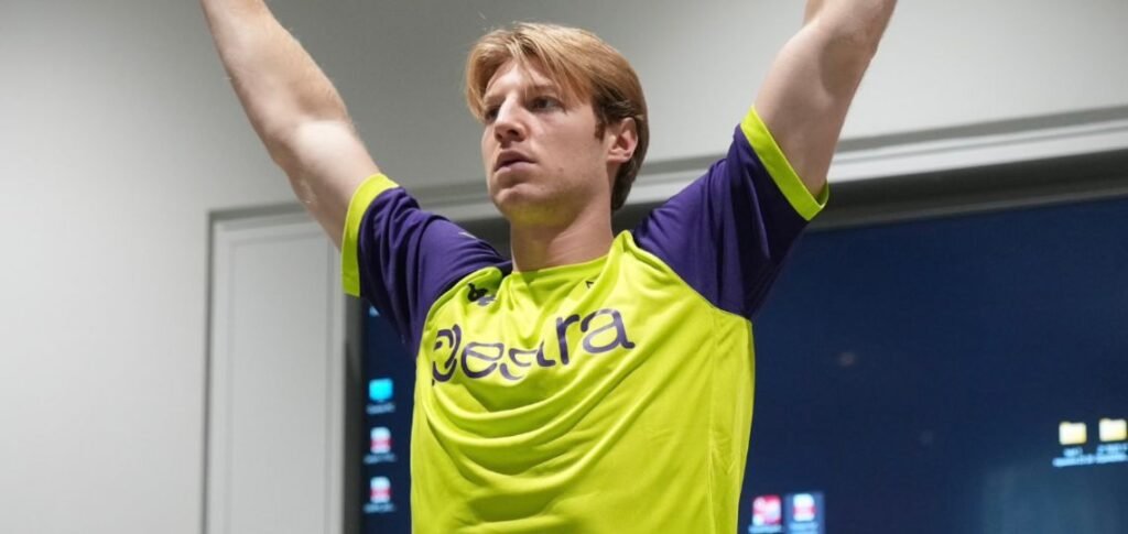 Brescianini con il kit di allenamento della Fiorentina