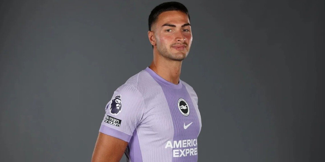 Diego Coppola con la maglia del Brighton