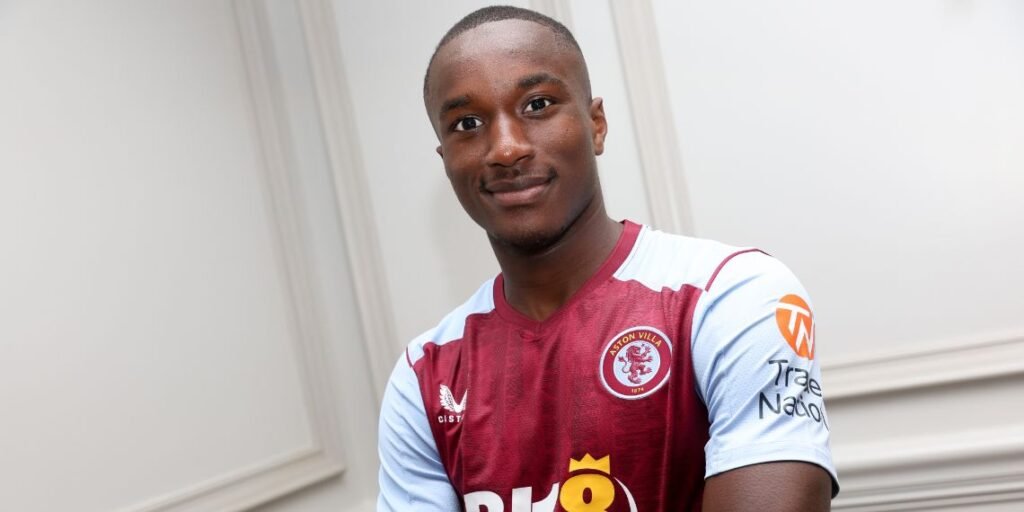 Diaby obiettivo dell'Inter, in foto con la maglia dell'Aston Villa