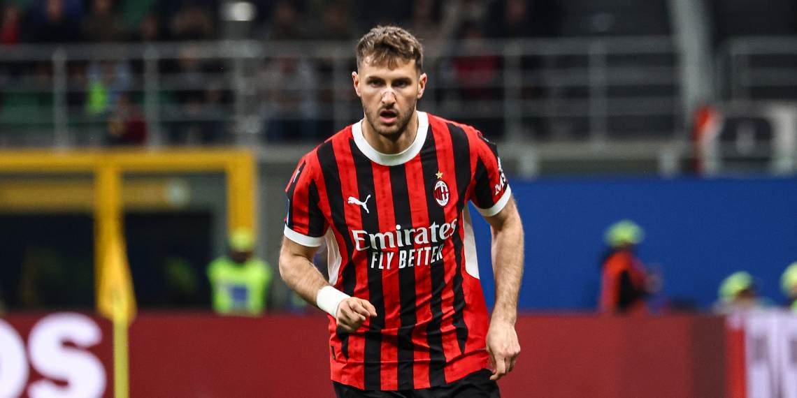 Santiago Gimenez con la maglia del Milan