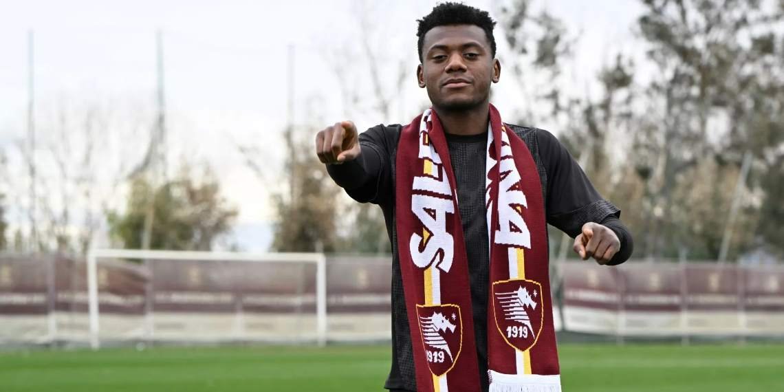 Gyabuaa con la sciarpa della Salernitana