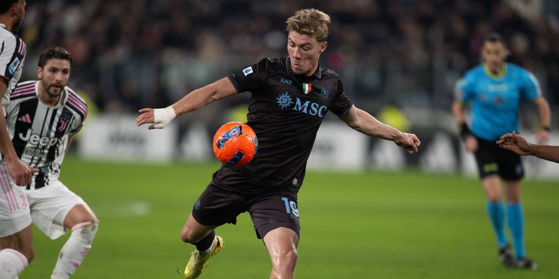 Hojlund con la maglia del Napoli