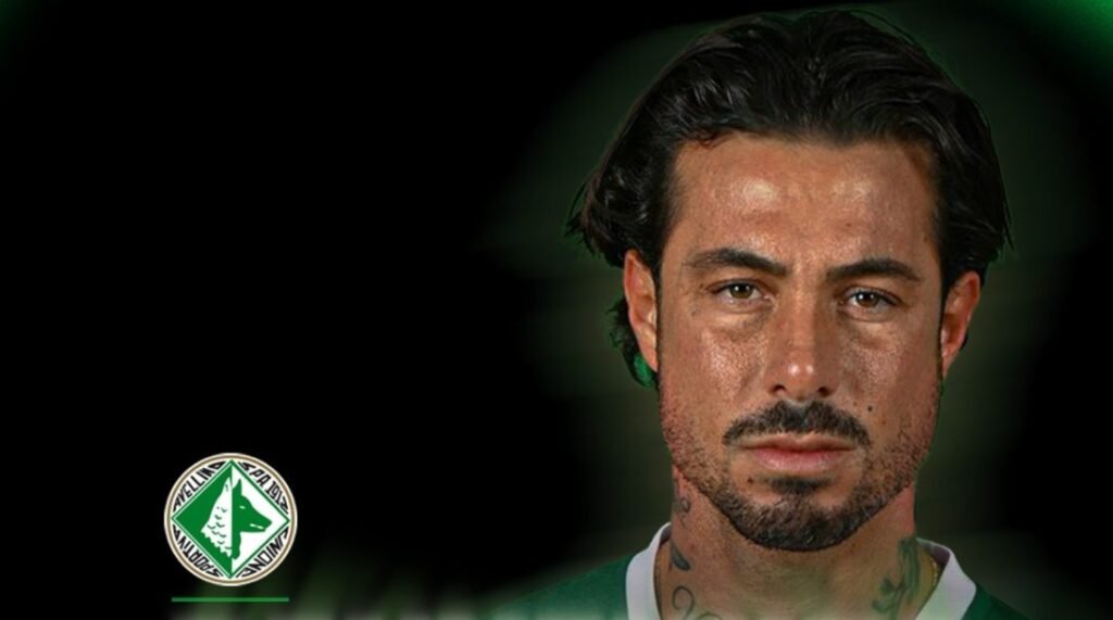 Izzo con la maglia dell'Avellino