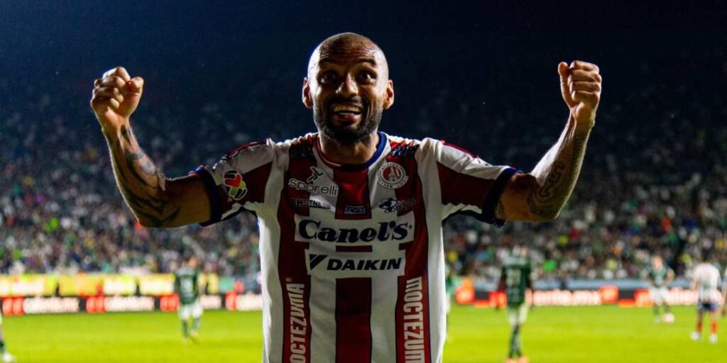Joao Pedro con la maglia dell'Atletico San Luis