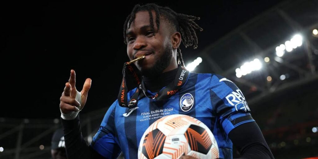 Lookman con la maglia dell'Atalanta