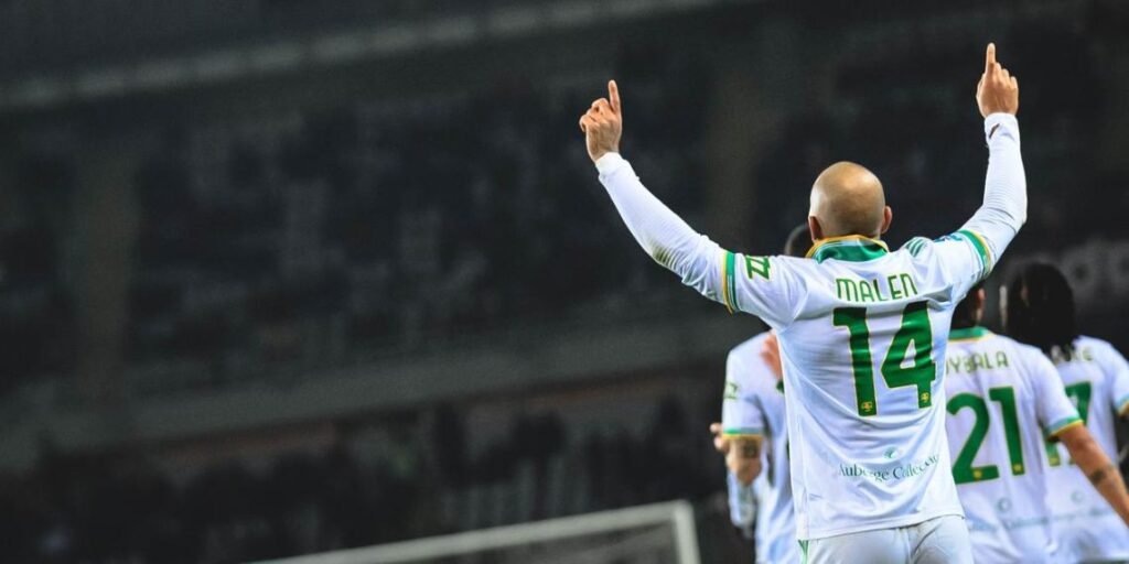 Malen esulta al primo gol segnato con la Roma