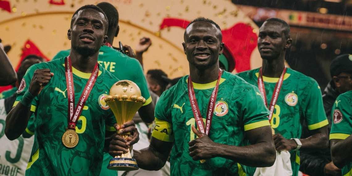 Mané festeggia la vittoria della Coppa d'Africa con il Senegal