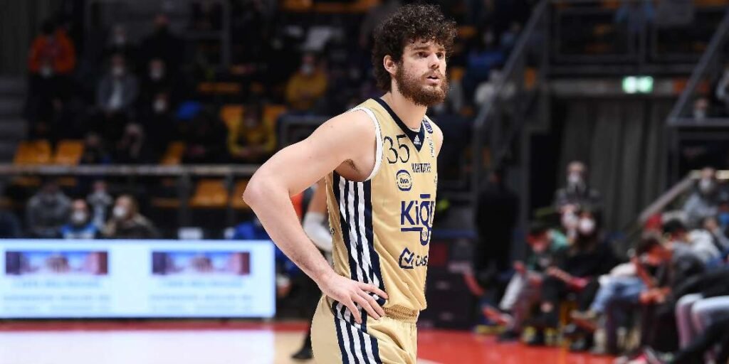 Leonardo Toté con la casacca della Fortitudo Bologna