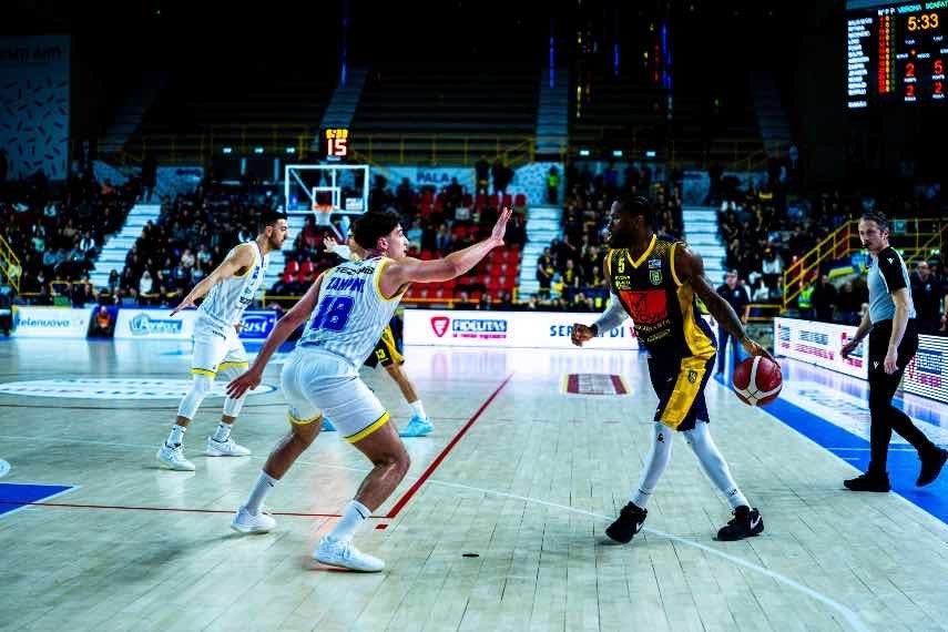 La Givova Scafati Basket cade contro Verona: sconfitta pesantissima.