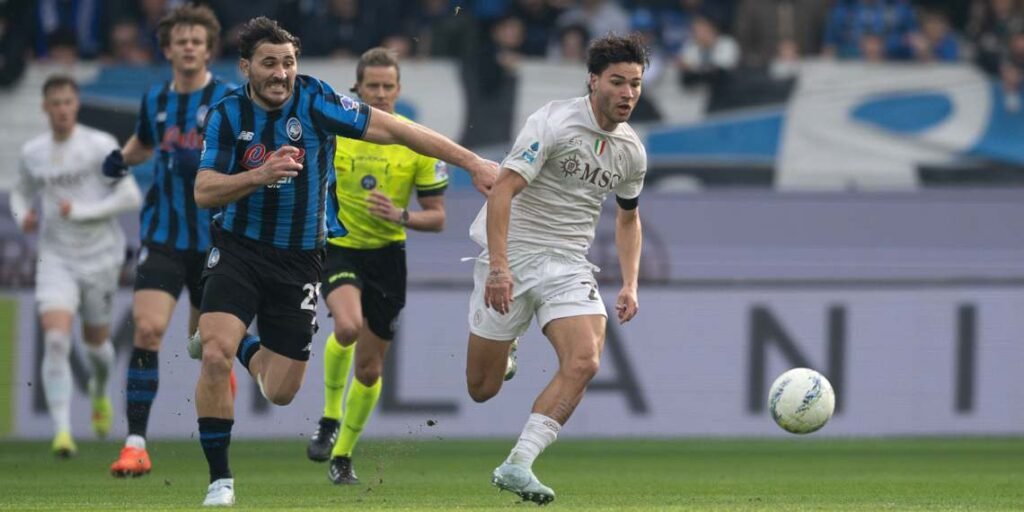 Atalanta-Napoli: Vergara in azione contrastato da Kolasinac. L'arbitro Chiffi alle spalle