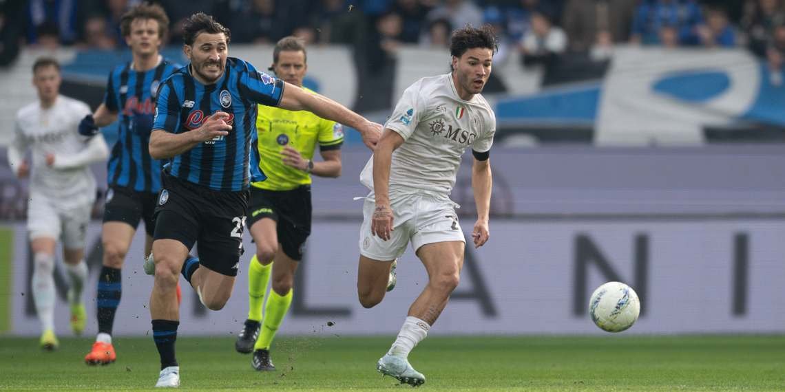 Atalanta-Napoli: Vergara in azione contrastato da Kolasinac. L'arbitro Chiffi alle spalle