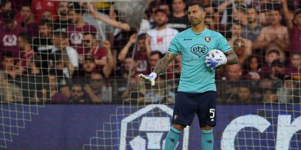 Il portiere Luigi Sepe riparte dal Pescara (in foto con la maglia della Salernitana)