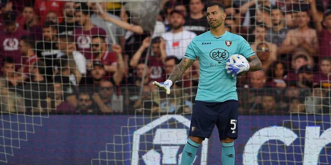 Il portiere Luigi Sepe riparte dal Pescara (in foto con la maglia della Salernitana)