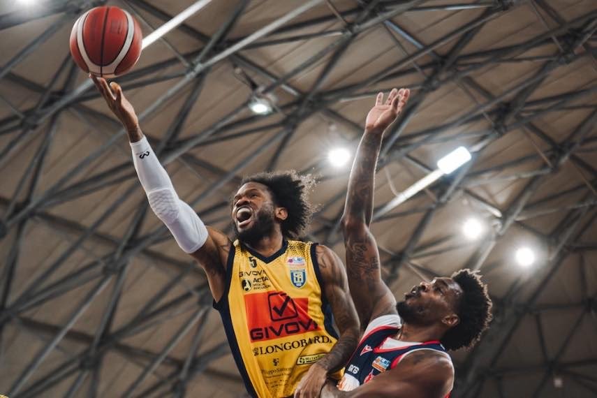 La Givova Scafati supera nettamente l’Unieuro Forlì con il punteggio di 96-72, conquistando una vittoria fondamentale per la classifica e consolidando il secondo posto.