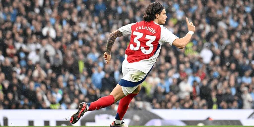 Riccardo Calafiori con la maglia dell'Arsenal