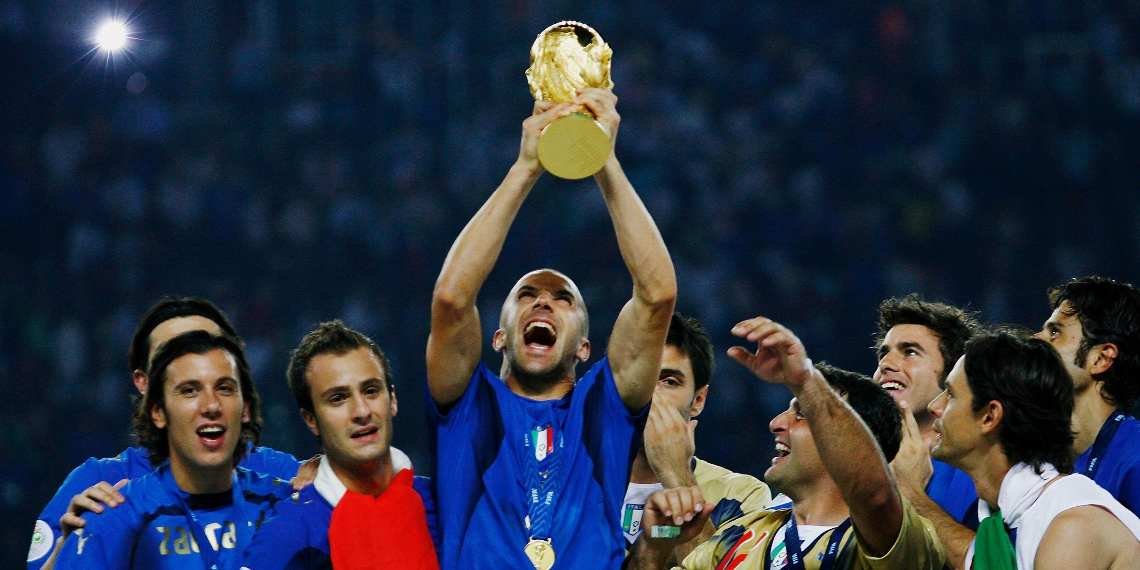 Del Piero alza la Coppa del Mondo 2006 con la maglia dell'Italia