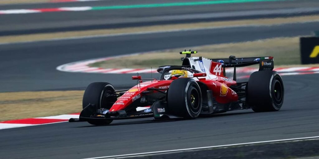 Hamilton con la Ferrari sul circuito di Shanghai in Cina