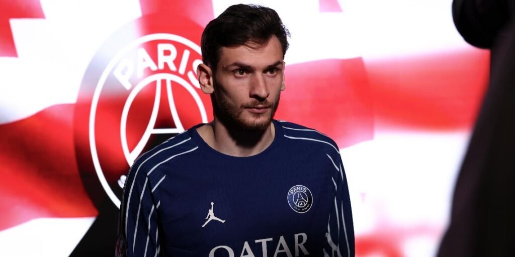 Kvaratskhelia con la maglia del PSG