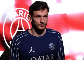 Kvaratskhelia con la maglia del PSG