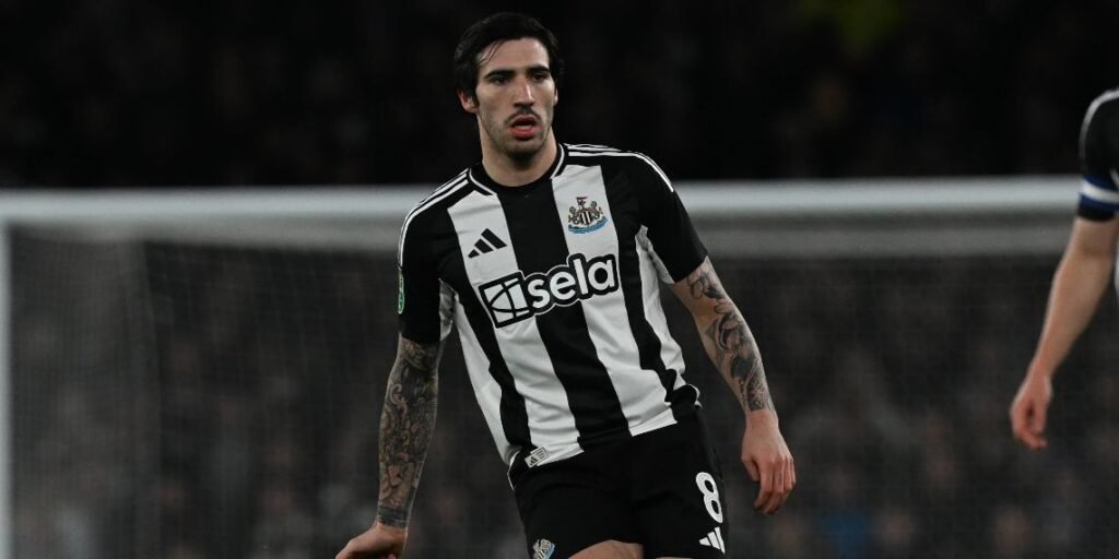 Sandro Tonali con la maglia del Newcastle