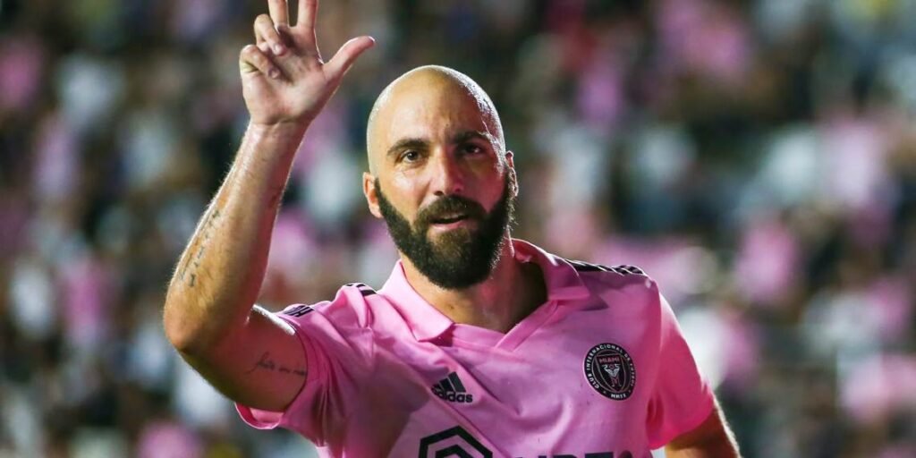 Higuain con la maglia dell'Inter Miami