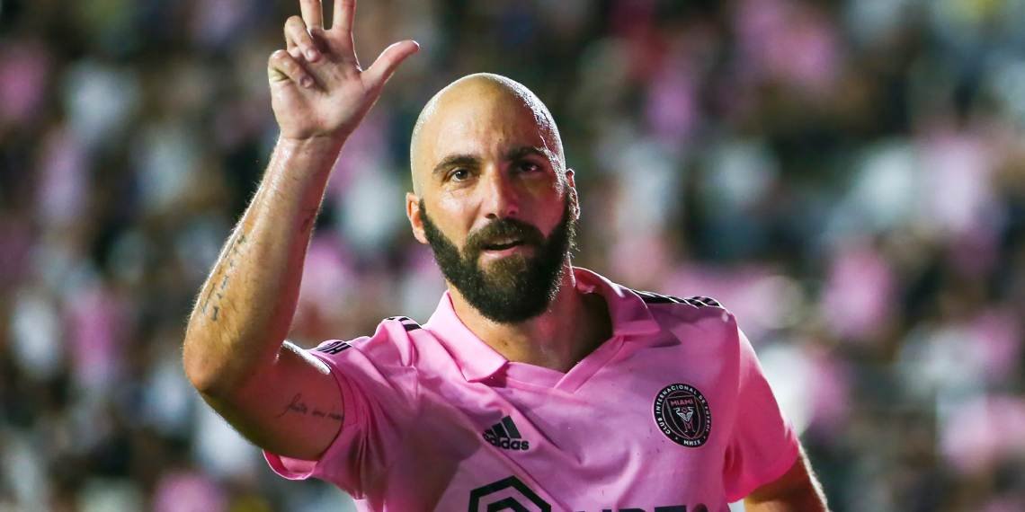 Higuain con la maglia dell'Inter Miami