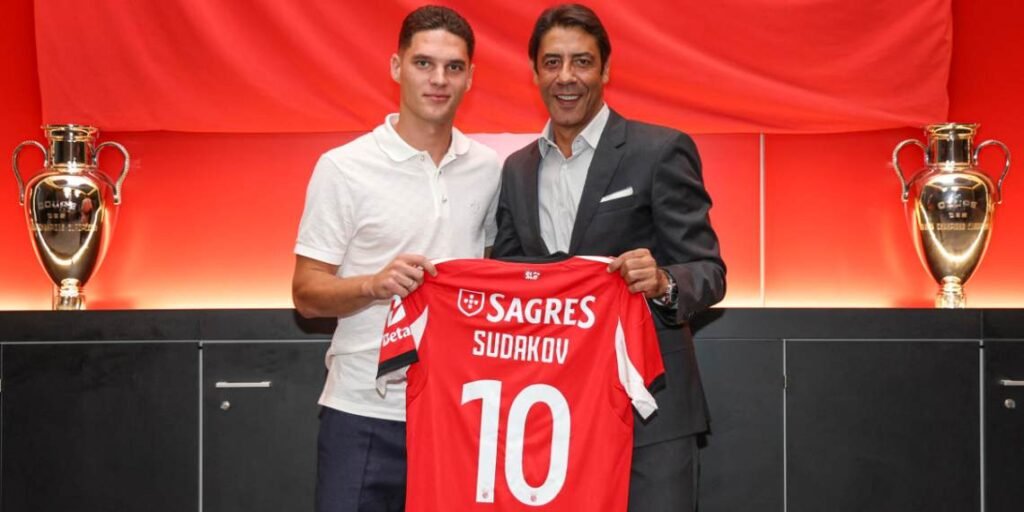 Sudakov centrocampista del Benfica