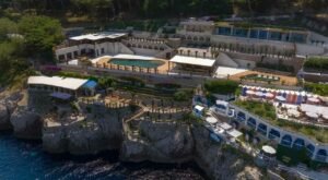 FOTO ESCLUSIVA – Piotr Zielinski relax a Capri, coccolato al Lido Nettuno. Lo rivorreste a Napoli?