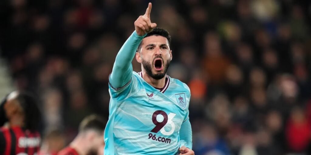 Armando Broja attaccante in uscita dal Burnley esulta per un gol. Può trasferirsi in Serie A