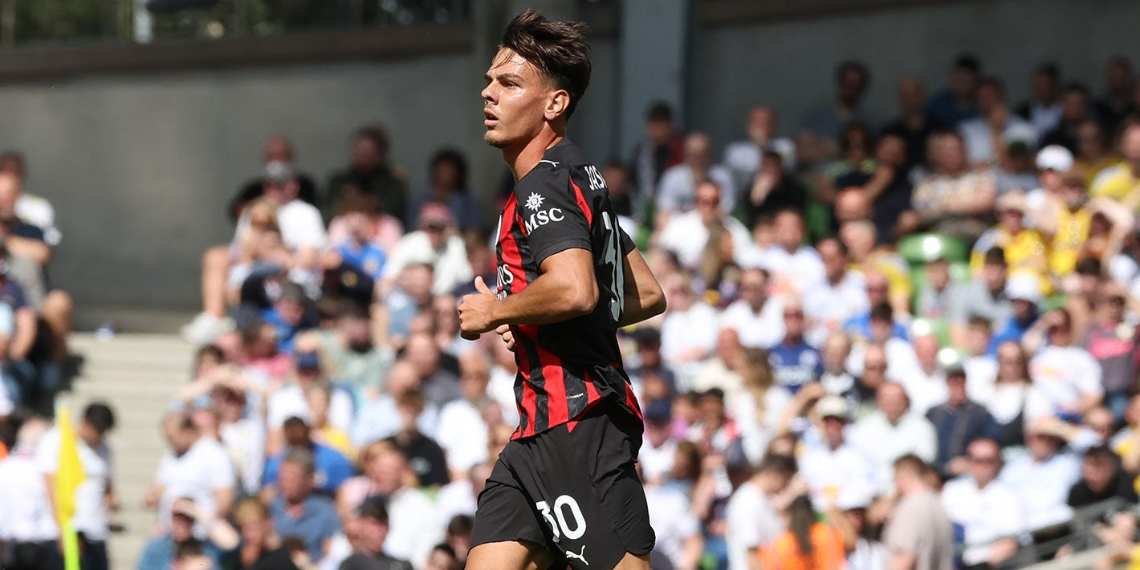 Jashari in campo con la maglia del Milan