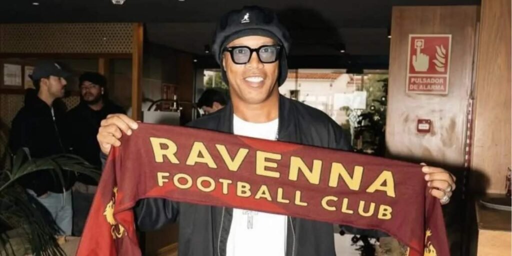 Ronaldinho con la sciarpa del Ravenna