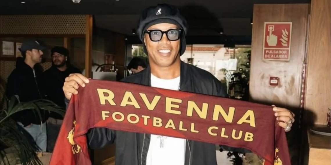 Ronaldinho con la sciarpa del Ravenna