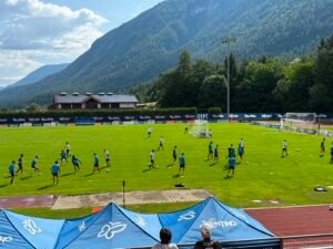 Napoli, apprensione per Lucca: l’attaccante lascia il campo dopo uno scontro in allenamento